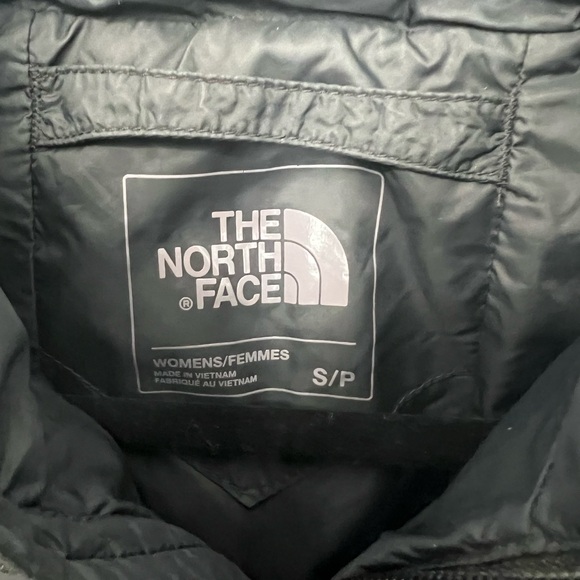 The North Face Women's Black Puffer Jacket - Picture 4 of 5